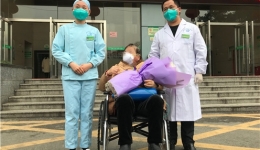 喜讯！湖南第一例危重型治愈患者在我医出院